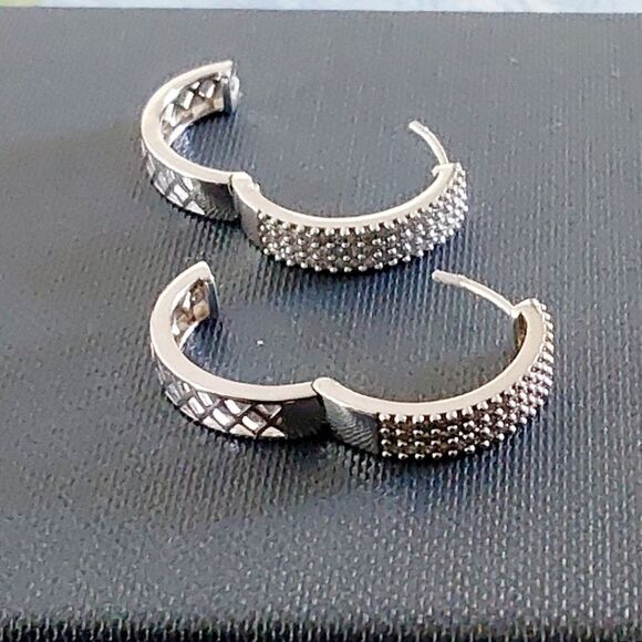 New~Elegant 2/3 Ct. Genuine Diamond Huggie Hoop Earrings - Picture 8 of 11